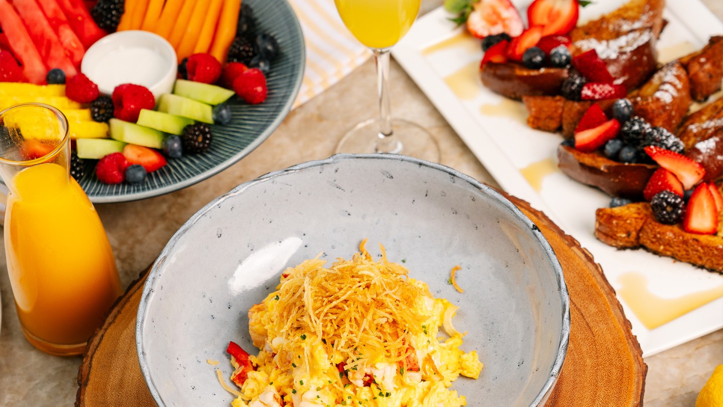 coliseum brunch eggs fruit